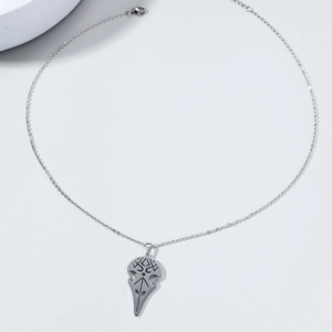 Collier gothique avec pendentif crâne d'oiseau argenté et gravures noires sur chaîne