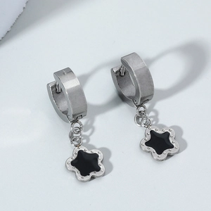 Orecchini a fiore in argento con centro in smalto nero, vista dall'alto in stile minimal
