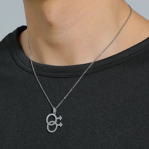 Collier en acier inoxydable avec pendentif double symbole Mars sur un modèle masculin en noir