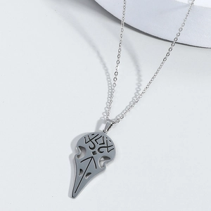 Collier avec pendentif crâne d'oiseau argenté, textures gravées et design ajouré élégant