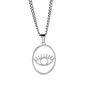 Collier avec pendentif œil d'Horus argenté, cadre ovale et chaîne cubaine sur fond blanc