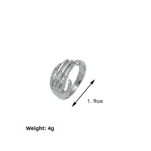 Vue détaillée d'une bague main de squelette punk, diamètre 1,9cm et poids 4g