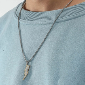 Collier avec pendentif éclair pour homme en acier inoxydable et bords bicolores dorés