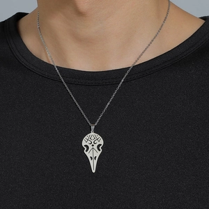 Collier pendentif crâne d'oiseau gothique en acier inoxydable sur t-shirt noir