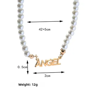 Vue détaillée du pendentif Angel sur collier de perles avec mesures de longueur