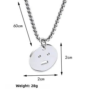 Détail macro du pendentif en acier inoxydable de 2cm et de sa chaîne box de 60cm