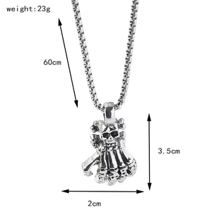 Dimensions du pendentif main de crâne gothique 3,5x2cm avec poids et longueur de chaîne
