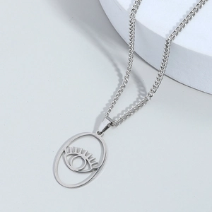 Collier avec pendentif oeil d'Horus argenté au design ovale évidé sur un socle en pierre grise