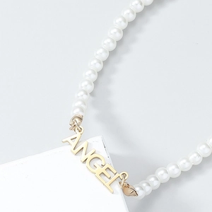 Collier de perles d'eau douce baroques avec pendentif lettre ANGEL doré