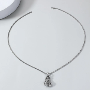 Collier avec pendentif main de squelette gothique avec finition argentée vintage