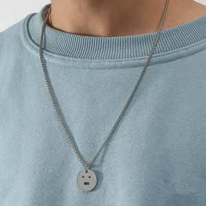 Collier hip-hop minimaliste en acier titane avec pendentif rond visage mignon