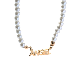 Collier minimaliste en perles d'eau douce avec pendentif lettre ANGEL doré chic