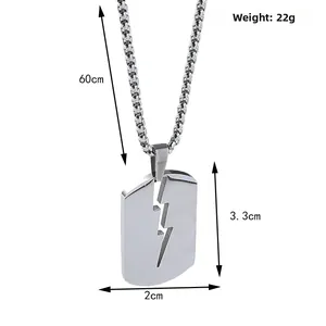 Dettaglio della catena da 60cm e misure del ciondolo a fulmine traforato da 3,3cm