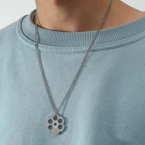 Collier en acier inoxydable avec pendentif barillet de revolver argenté sur bleu