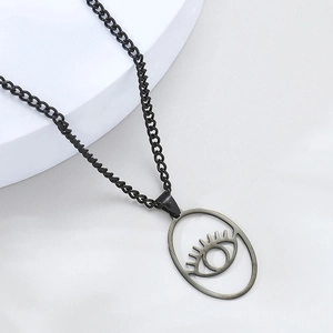 Détail du pendentif Œil d'Horus en métal noir sur une chaîne à maillons denses