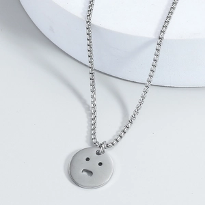 Collier minimaliste en acier inoxydable argenté avec un pendentif visage souriant