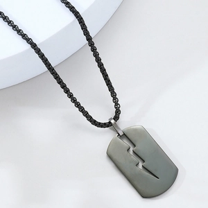 Dettaglio collana piastrina militare nera opaca con pendente a forma di fulmine traforato
