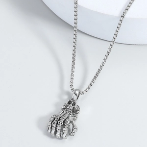 Pendentif main de squelette punk gothique avec détails de crâne en finition argent vintage