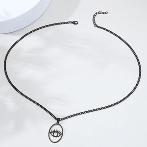 Détail du pendentif Œil de Horus noir minimaliste avec chaîne fine et fermoir homard