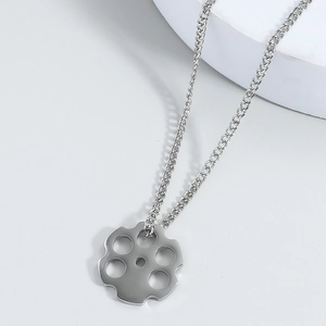 Collier avec pendentif barillet de revolver en acier inoxydable poli sur chaîne argentée