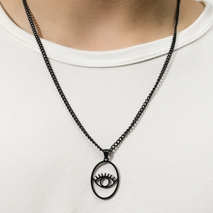 Détail du pendentif Œil d'Horus noir mat sur une chaîne portée sur un tissu blanc