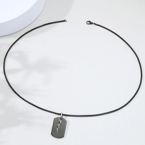 Dettaglio della collana militare in acciaio nero opaco con intaglio a forma di fulmine