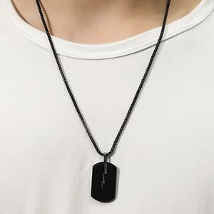 Dettaglio della collana in acciaio inossidabile nero con pendente a forma di fulmine