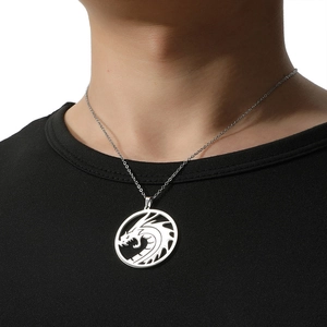 Silberne chinesische Drachen-Halskette aus Edelstahl für Herren auf schwarzem Shirt