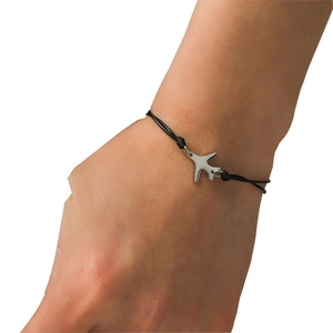 Bracelet tressé noir minimaliste avec un pendentif avion en argent poli sur le poignet