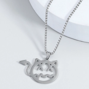 Collier avec pendentif chat diabolique argenté de style punk au design ajouré