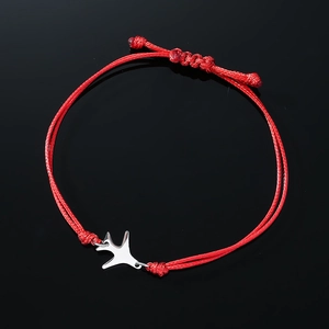 Détail du bracelet tressé rouge avec pendentif avion en acier inoxydable poli