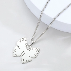 Collier minimaliste avec pendentif papillon flamme en acier titane poli pour hommes et femmes