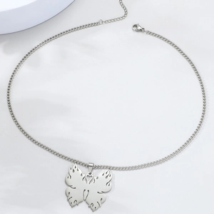 Collier papillon moderne en acier titane avec motif flamme ajouré sur chaîne gourmette
