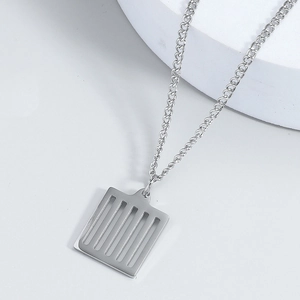 Gros plan détaillé du pendentif rectangulaire évidé avec lustre argenté et chaîne en O