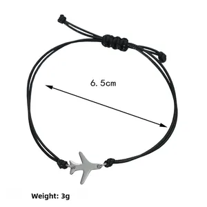 Détail du bracelet en corde tressée noire avec breloque avion et indication de poids 3g