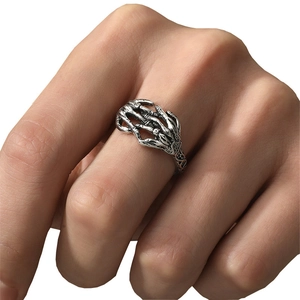 Retro gothic skull hand interlocking open ring with vintage oxidized silver finish