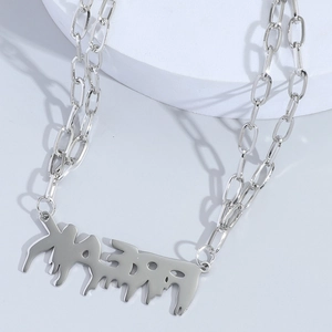 Collier en acier titane argenté avec pendentif lettre FREAK effet lave dégoulinante