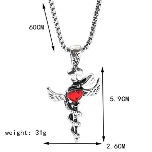 Détail du pendentif épée rétro argenté avec gemme coeur rouge et relief de serpent