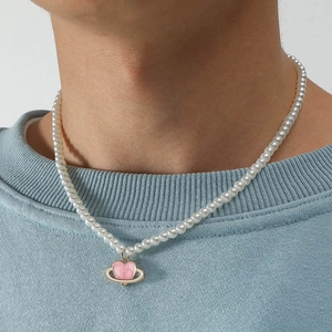 Collier de perles pour homme avec pendentif planète cœur rose sur sweat à capuche