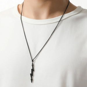 Minimalistische schwarze Blitz-Halskette aus Titanstahl für Herren im Street-Style-Look