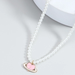 Collier de perles pour homme avec pendentif planète cœur rose et détails dorés chic