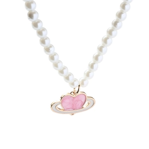 Collier de perles avec pendentif planète cœur rose et anneau de Saturne élégant