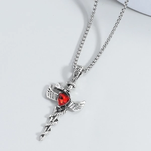 Collier punk gothique avec serpent, épée, pierre rouge en cœur et ailes argentées