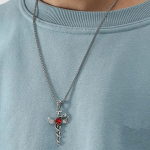 Collier épée gothique avec gemme cœur rouge et pendentif ailes sur chaîne argentée