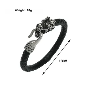 Dettaglio del bracciale in pelle intrecciata da 18 cm con chiusura a gancio drago 28g