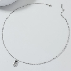 Collier minimaliste en acier titane argenté avec pendentif barre rectangulaire