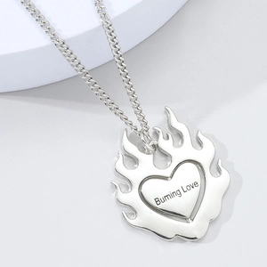 Collana con Pendente a Cuore di Fiamma Hip Hop Unisex Girevole Burning Love Incisione Lettere Lega Argento Gioielli Collana