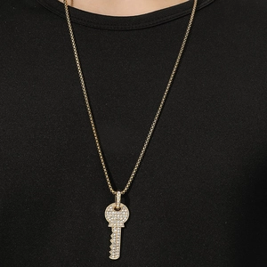 Collier avec pendentif clé plaqué or luxueux orné de cristaux scintillants