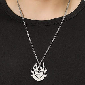 Collana con pendente a cuore rotante argento con incisione Burning Love stile streetwear