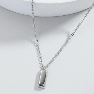Collier à pendentif barre rectangulaire minimaliste en argent sur support blanc poli chic
